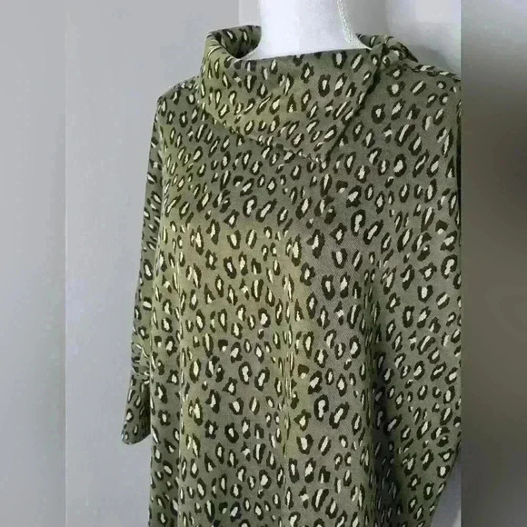 Animal Print Asemetrical Poncho - Picture 3 of 12
